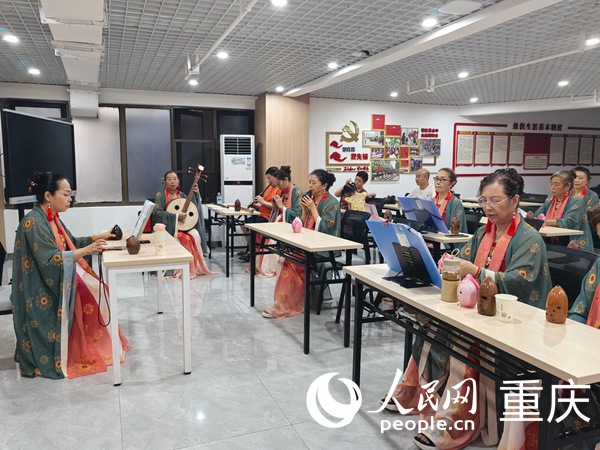 紅巖村社區(qū)文藝愛好隊。人民網記者 馮文彥攝