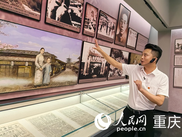 劉浩向記者介紹王樸烈士生平事跡。人民網(wǎng)記者 馮文彥攝