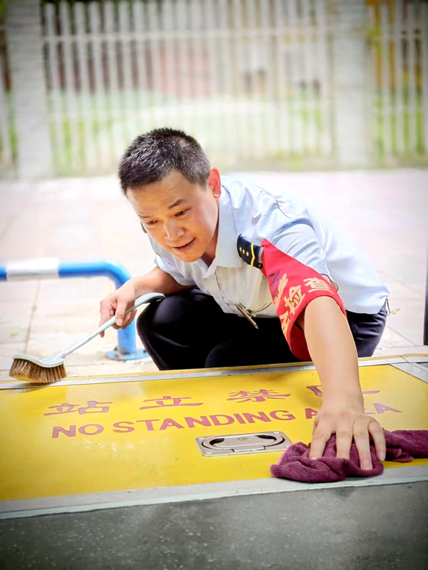 公交車駕駛員做好車輛清潔衛(wèi)生。沙坪壩區(qū)交通運輸委供圖
