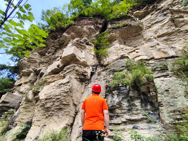 《日常巡查》。6月30日，107地質(zhì)隊(duì)駐守黔江地質(zhì)工程師路正昆巡查轄區(qū)地災(zāi)隱患點(diǎn)。李明亮攝