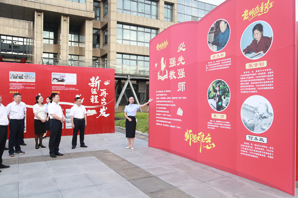 與會(huì)人員參觀全區(qū)教育綜合成果展。唐文蕤攝