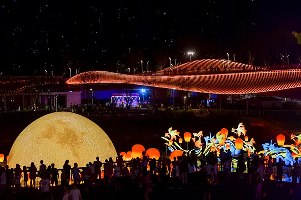 龍?zhí)梁珗@內(nèi)，一輪湖中的“月亮”裝置，搭配中秋主題彩燈，吸引了眾多市民駐足觀賞。重慶龍湖供圖