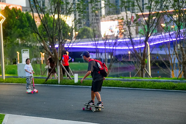 市民在公園內(nèi)的步道玩耍。重慶龍湖供圖