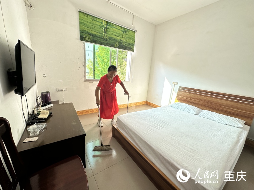曾慶美在客房打掃衛(wèi)生。人民網(wǎng)記者 劉政寧攝