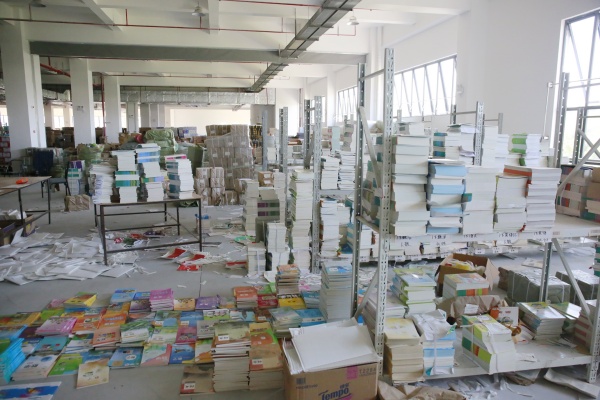 警方查扣的盜版書籍。重慶市公安局打假總隊(duì)供圖