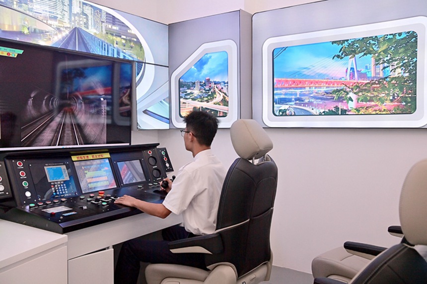 學(xué)生在城軌駕駛體驗(yàn)艙學(xué)習(xí)。熊桂偉攝