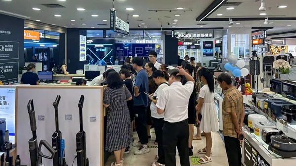 重慶重百商社電器有限公司渝北店，顧客排隊買單。渝北區(qū)商務委供圖