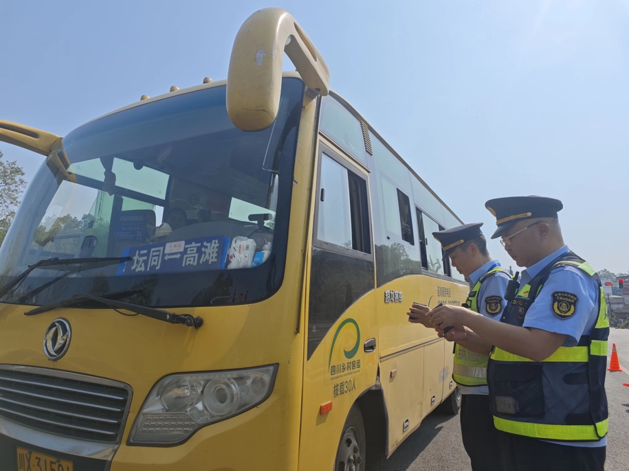 交通執(zhí)法人員開展執(zhí)法檢查。重慶交通運(yùn)輸執(zhí)法總是直屬支隊(duì)供圖