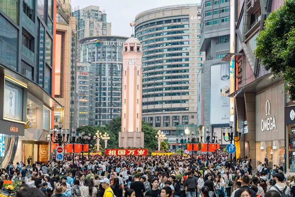 游客打卡解放碑地標(biāo)。羅云希攝