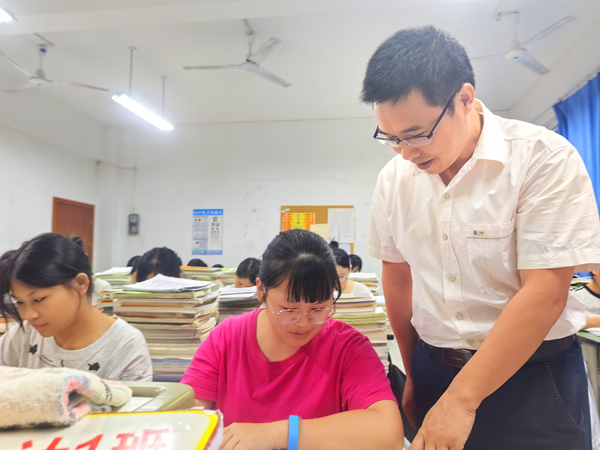 課堂上，鄧雄飛為學(xué)生答疑解惑。受訪者供圖