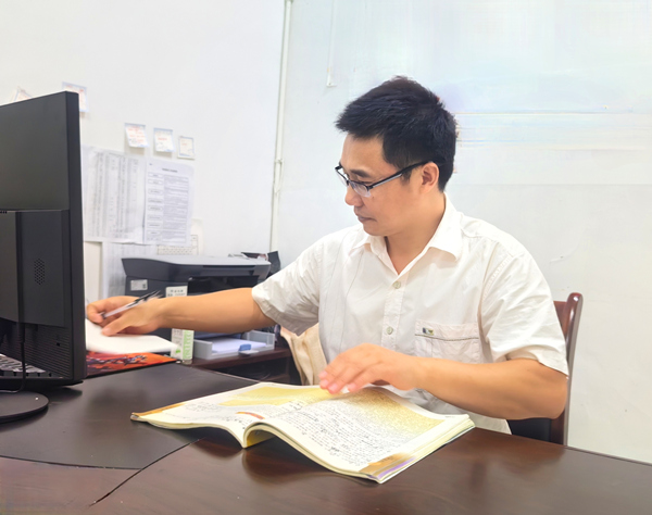 備課中的鄧雄飛。受訪者供圖