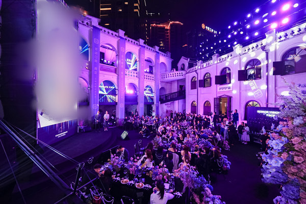 艾君現(xiàn)場(chǎng)直播案例打造。重慶華美整形外科醫(yī)院供圖