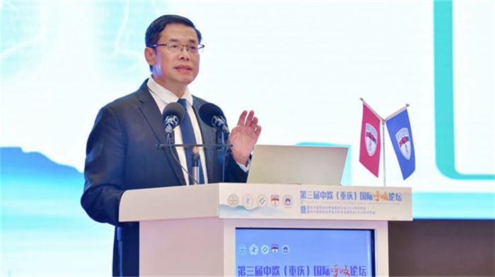 第三屆中歐（重慶）國際呼吸論壇主席、重慶醫(yī)科大學附屬第一醫(yī)院呼吸科主任郭述良進行講解。 重醫(yī)附一院供圖