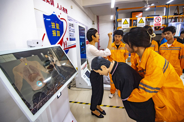 安全技術(shù)與管理專業(yè)學生利用數(shù)字虛擬實訓設備開展應急救援實訓。學校供圖