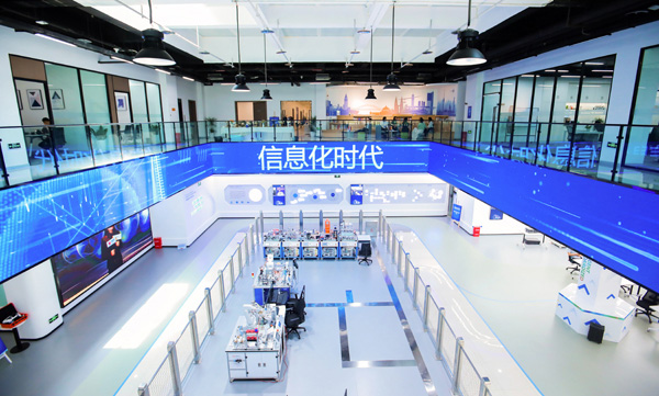 中德萊茵產(chǎn)業(yè)創(chuàng)新中心數(shù)字實訓基地內(nèi)景。學校供圖