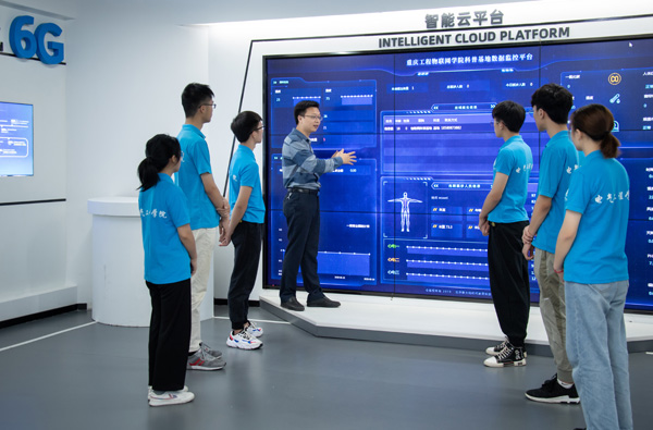 教師使用云平臺開展現(xiàn)場教學。學校供圖