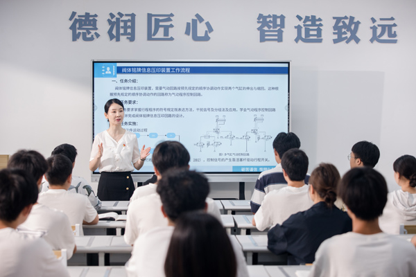 學生在智慧教室學習專業(yè)理論知識。學校供圖