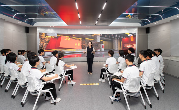 學生在數(shù)字思政場館學習思政課。學校供圖