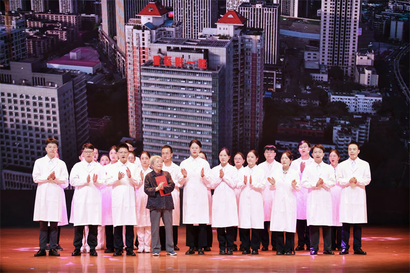 退休員工和新入職員工分別表演了合唱、詩(shī)朗誦等文藝節(jié)目。