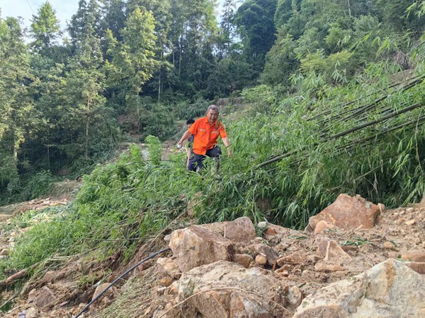 《地災(zāi)搶險》。7月11日夜間至12日凌晨，彭水縣普子鎮(zhèn)遭遇短時強(qiáng)降雨，引發(fā)多處山洪災(zāi)害。205地質(zhì)隊黨委書記張?zhí)熨F第一時間趕赴彭水縣普子鎮(zhèn)新坪村3組災(zāi)害點開展應(yīng)急處置調(diào)查。李建攝