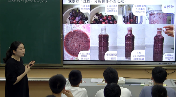 劉杰開(kāi)展實(shí)驗(yàn)教學(xué)。受訪者供圖