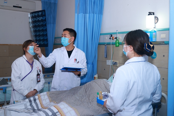 重慶市第十三人民醫(yī)院醫(yī)生在重慶市第一社會(huì)福利院重陽節(jié)義診活動(dòng)中進(jìn)行查房。曾英豪攝
