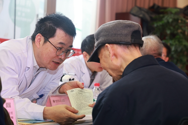 老年人在義診活動(dòng)現(xiàn)場問診。曾英豪攝