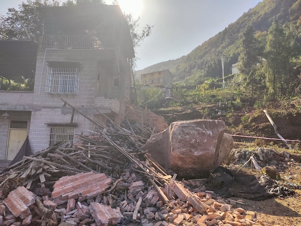 危巖崩塌造成房屋損壞。云陽(yáng)縣規(guī)劃和自然資源局供圖