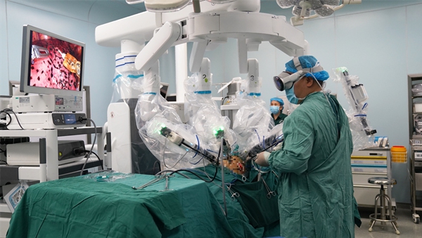 醫(yī)生運(yùn)用空間計(jì)算技術(shù)聯(lián)合機(jī)器人為患者進(jìn)行胸外科手術(shù)。重慶醫(yī)科大學(xué)附屬大學(xué)城醫(yī)院供圖