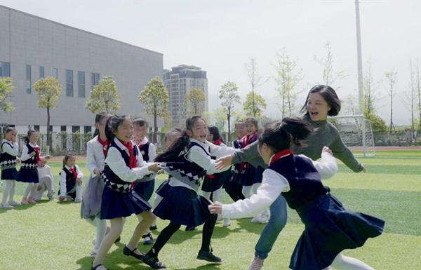 楊君玲和學生一起做游戲。受訪者供圖