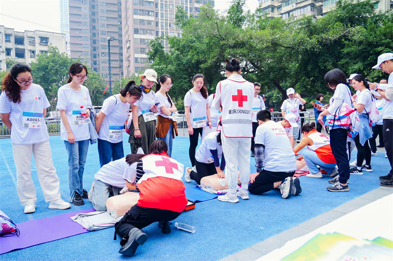 運(yùn)動員則通過知識科普，了解心肺復(fù)蘇、海姆立克急救法等急救技巧