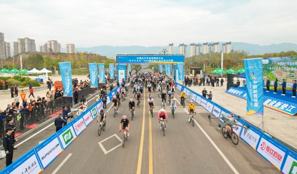 鳴槍開賽。龔長浩攝