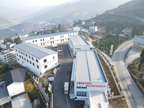 人大代表領(lǐng)銜建設(shè)的鶴峰鄉(xiāng)返鄉(xiāng)入鄉(xiāng)創(chuàng)業(yè)園鳥瞰圖。鶴峰鄉(xiāng)供圖