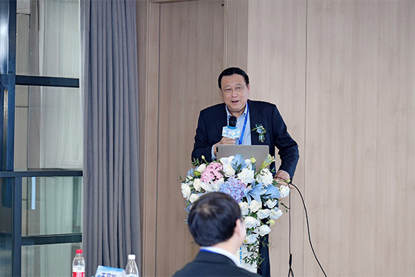 葛堅(jiān)分享課題現(xiàn)場(chǎng)。重慶普瑞眼科醫(yī)院供圖