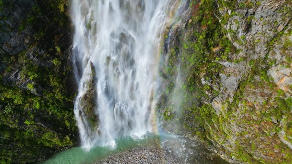 秋日飛瀑點綴峽谷。熊威攝