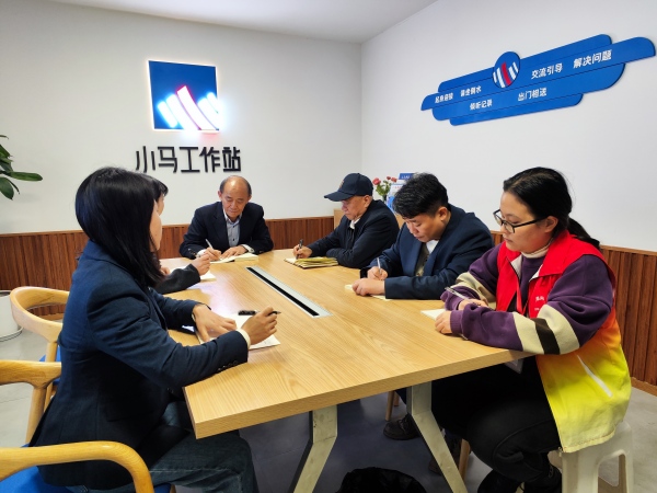 “老馬帶小馬”發(fā)展解紛隊(duì)伍。江北區(qū)委宣傳部供圖