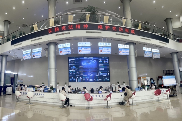 深入推進(jìn)“我陪群眾走流程”，全面提升依法行政水平。江北區(qū)委宣傳部供圖