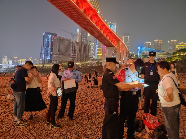 護(hù)航“江灘公園”秩序。江北區(qū)委宣傳部供圖