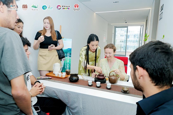 國際學(xué)生學(xué)習(xí)中國茶文化。主辦方供圖