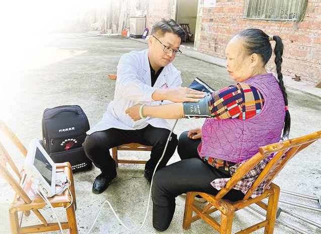 十月二十四日，巫山縣大昌鎮(zhèn)洋溪村，村醫(yī)黎興平上門為吳祖香做檢查。記者 栗園園 攝\視覺重慶
