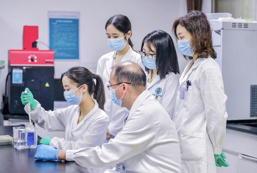 代謝性血管疾病川渝共建重點實驗室里，醫(yī)學科研工作者正在開展實驗。受訪者供圖。