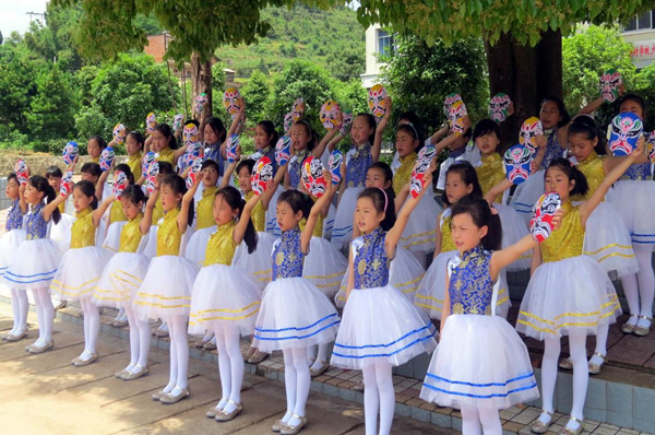 學(xué)生集體展示自己繪制的臉譜。受訪者供圖