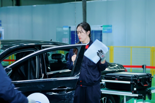 參賽選手進行設(shè)備調(diào)試。重慶機電職業(yè)技術(shù)大學(xué)供圖