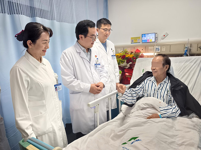 醫(yī)護(hù)團(tuán)隊(duì)正在查房。受訪者供圖