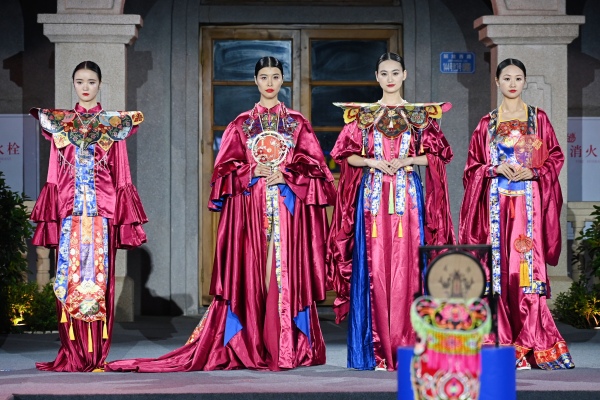 巴繡作品展示。巫溪縣文化旅游委供圖