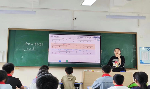 課堂教學(xué)中的孔媛媛。受訪者供圖