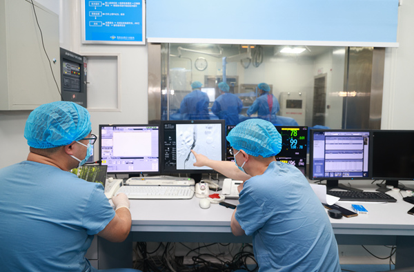 醫(yī)生在手術(shù)室外實時監(jiān)控介入手術(shù)進行情況。曾英豪攝