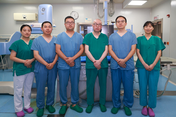 重慶兩江新區(qū)人民醫(yī)院介入醫(yī)生團隊。曾英豪攝