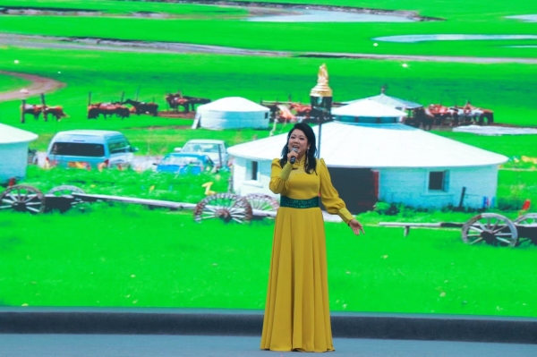 女聲獨(dú)唱《美麗》。胥世鵬 攝