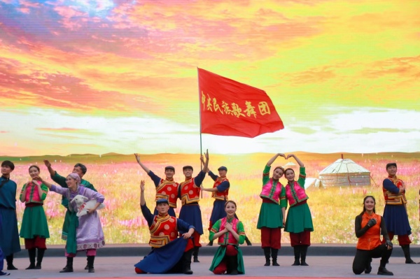 群舞《永遠(yuǎn)的烏蘭牧騎》。胥世鵬 攝